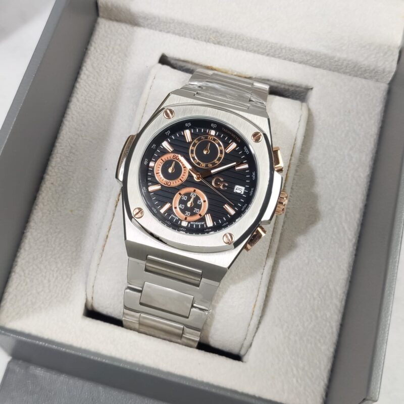 Guess Coussine Shape Chronograph Y99001G2MF